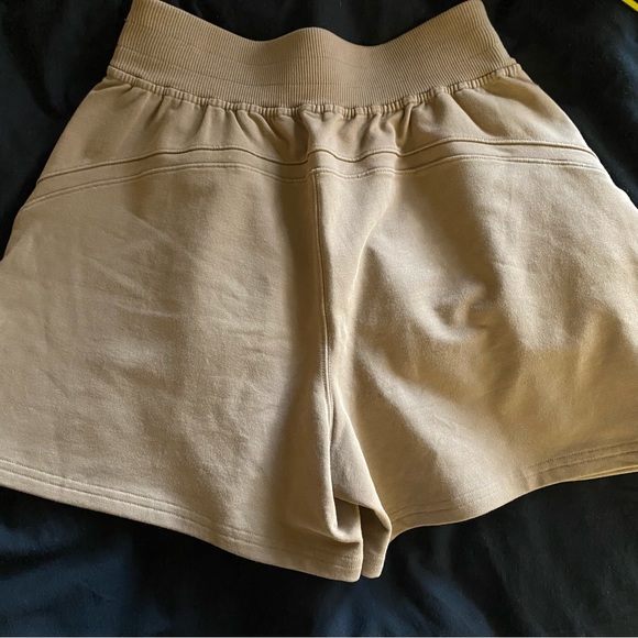 SOLD lululemon la shorts - Picture 8 of 8